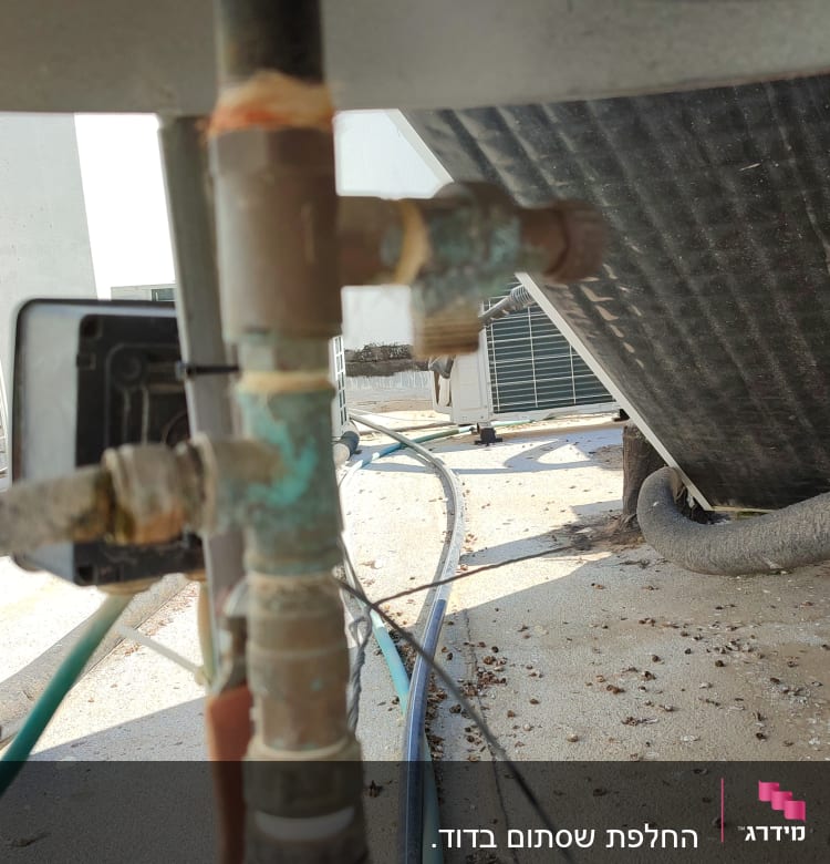 צינורות ומחברים של דוד שמש על גג